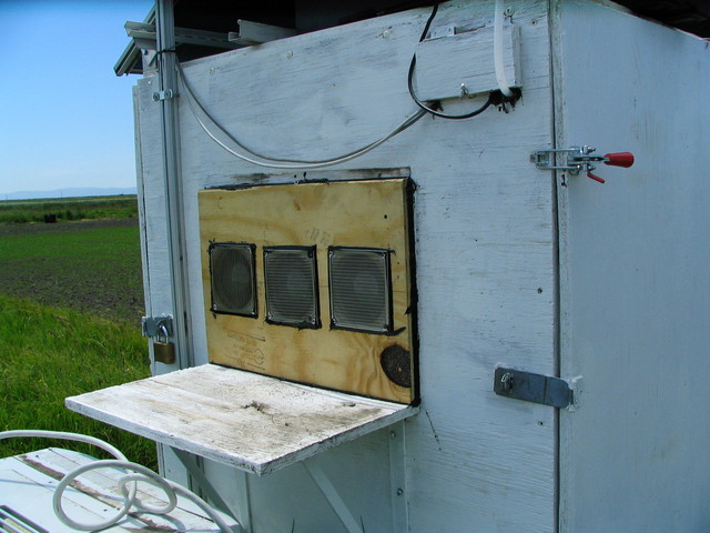 Fans instead of a air conditioner in equipment box
