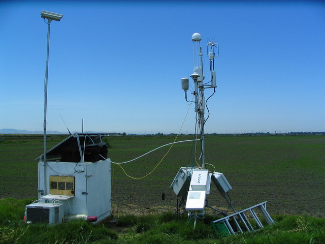 Rice field eddy tower and equipment box