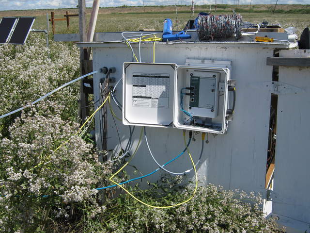 LI-7550 box mounted on the equipment box.