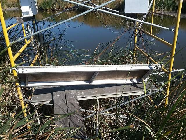 The winds blew away the tower board and moved the boom with the water