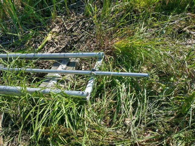 up photo of the upper end of the side looker mount. The central pole