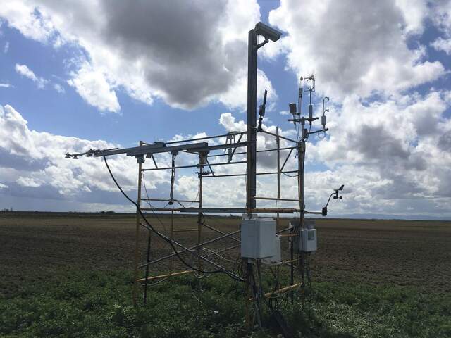 Licor set up a prototype ET sensor for testing along our regular flux sensors. Their prototype is a 1-D sonic + closed path H2O sensor which produces 30-min ET values. 