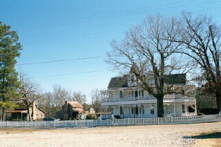2JohnBlueHouse.jpg (24765 bytes)