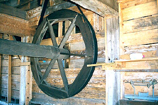 8Gearbelt1.jpg (38875 bytes)